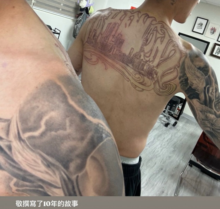 刘铮纪念上海男篮生涯，展示新纹身图案背景为上海天际线