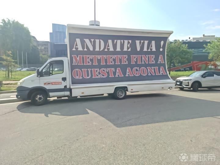 球迷在货车张贴标语，表达对米兰美国老板的抗议