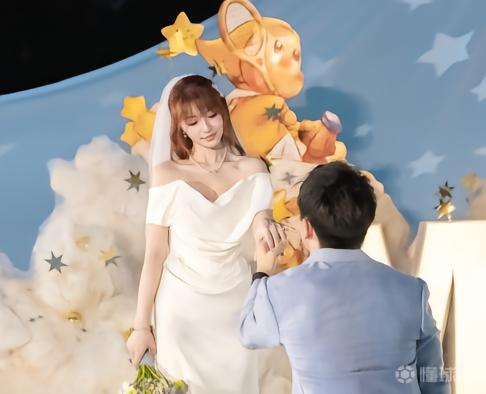 徐彬在异国他乡举行浪漫求婚，女友感动落泪