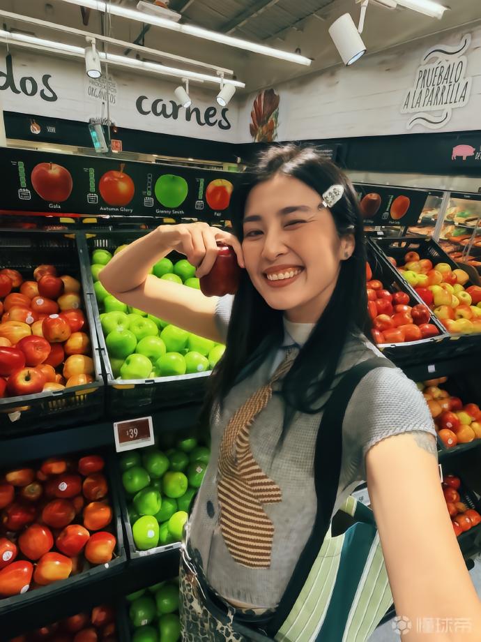 赵丽娜墨西哥超市写真，展现足球女神的多彩生活