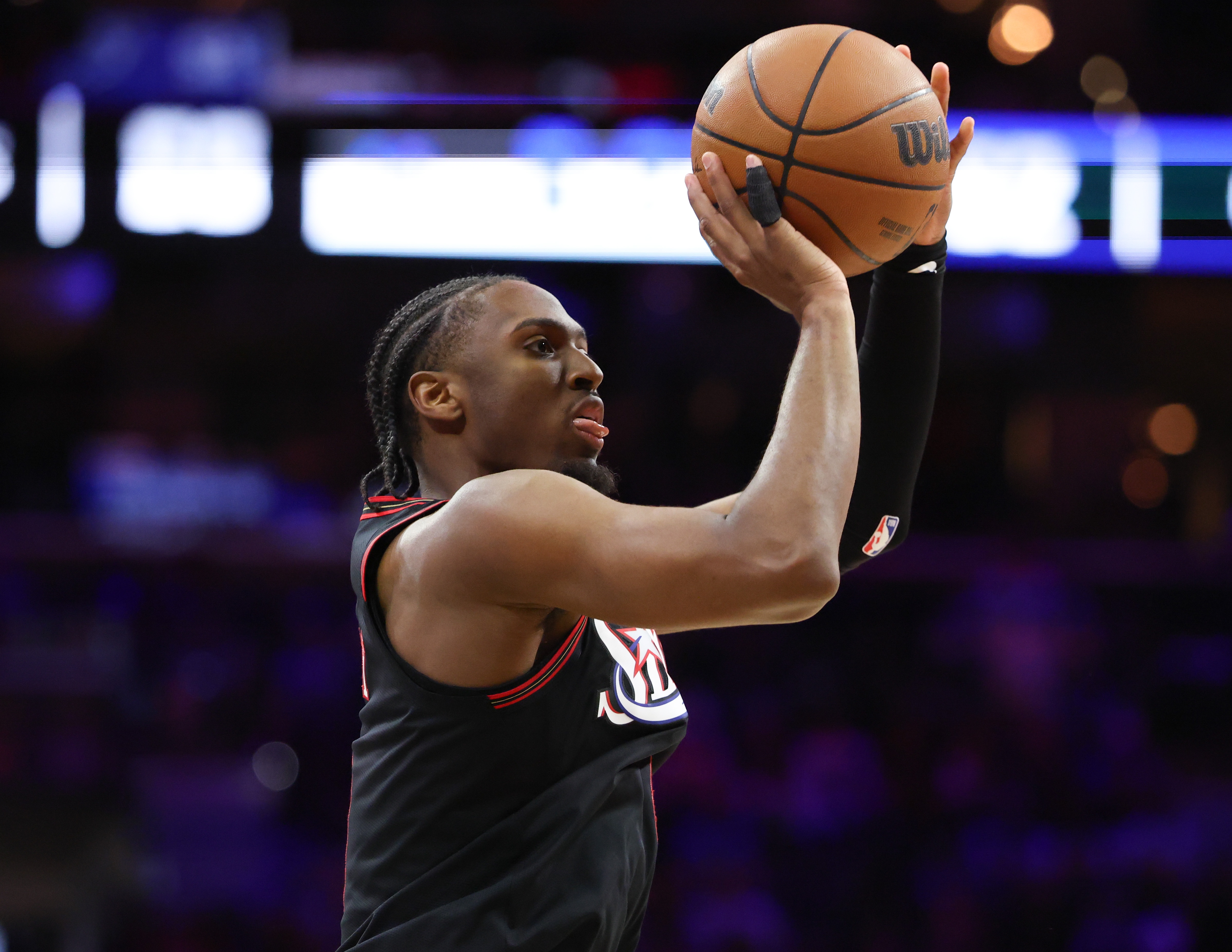 重磅交易！杰伦·布朗加盟76人，马克西感叹NBA再掀风云