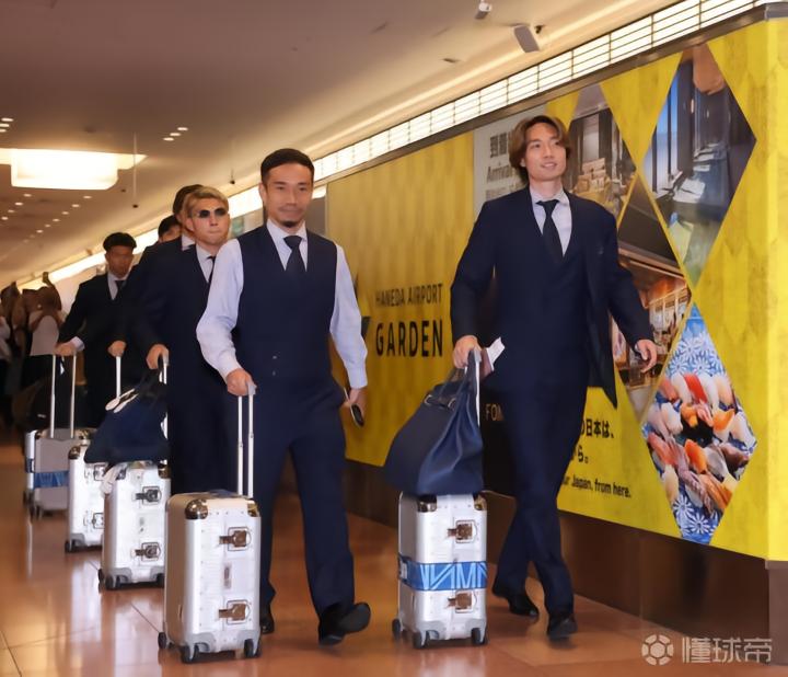 日本国家队凯旋，近千名粉丝东京机场热烈迎接