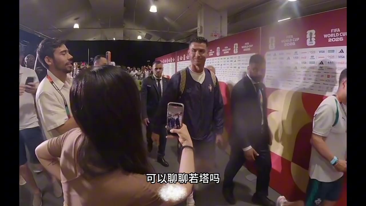 C罗赛后亲密接触中国女记者，葡萄牙胜利后展现友好举动