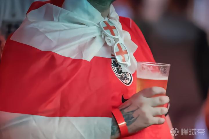 英格兰对墨西哥世界杯16强赛：英国酒吧延长营业至凌晨5点