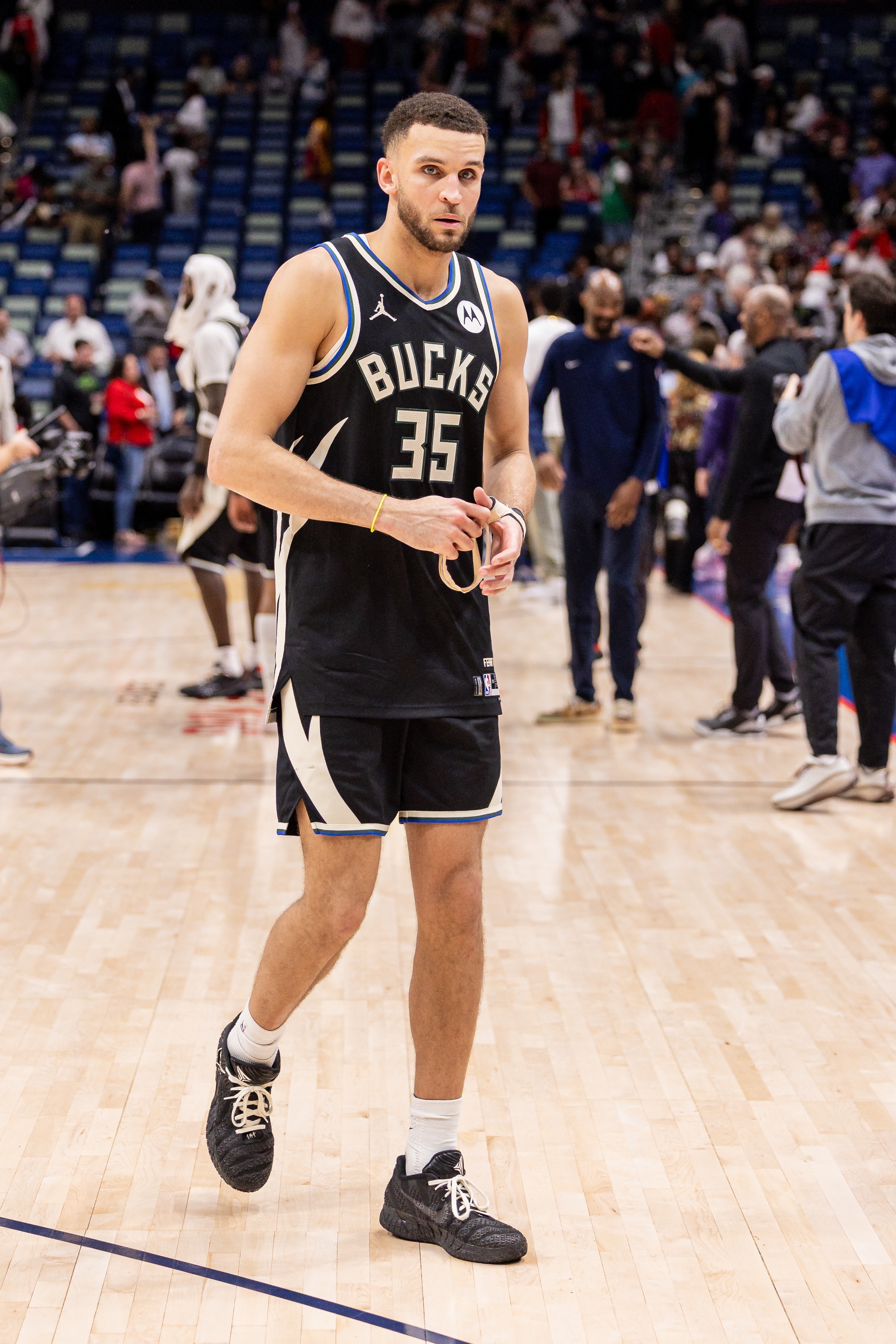 NBA记者曝料：雄鹿或将与前锋皮特·南斯解约，场均表现令人失望