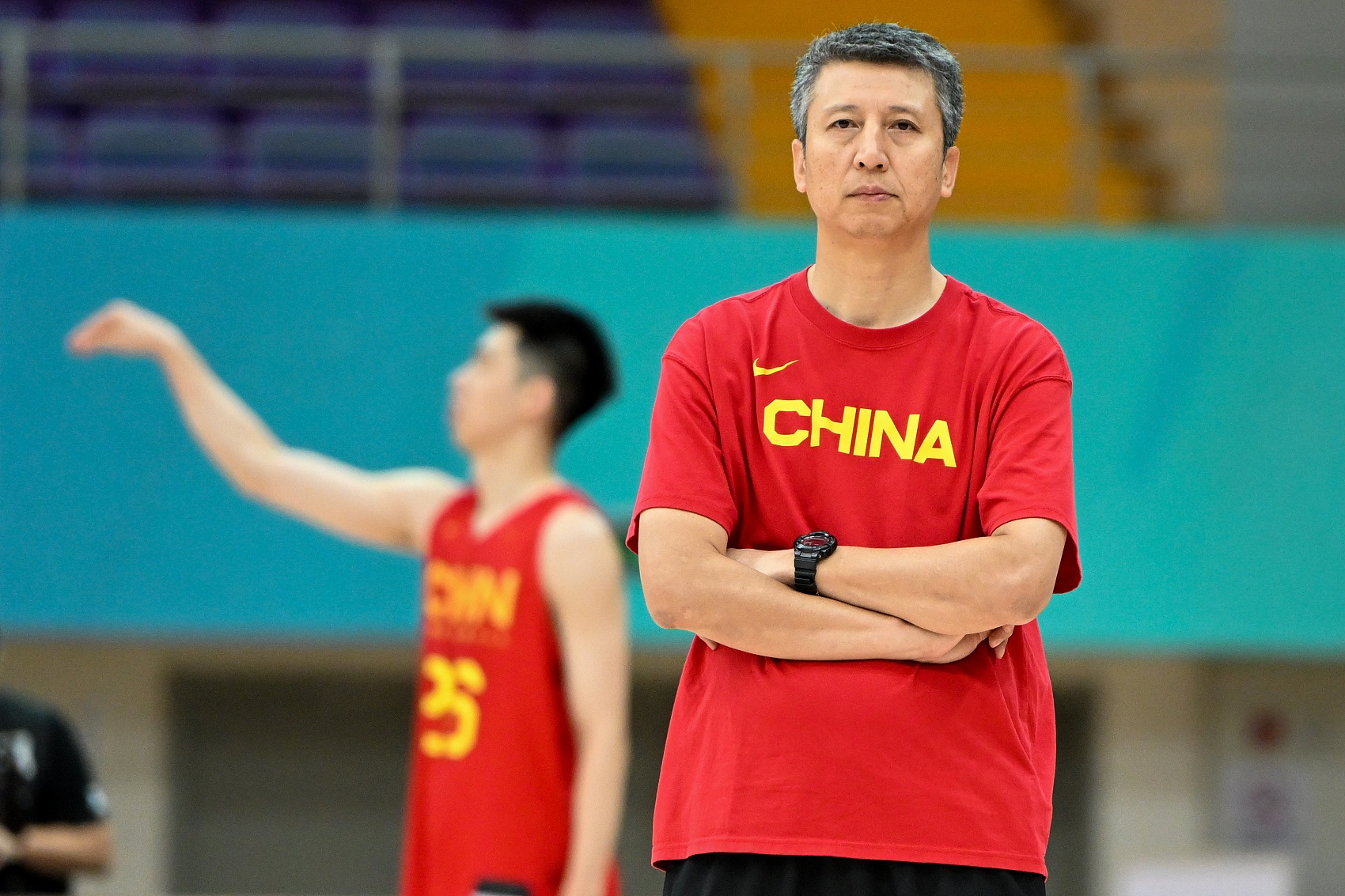 篮球解说员王兆丰分析：中国男篮集训模式待改进，影响队员状态