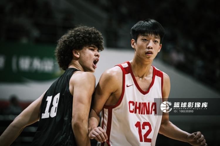 中国少年篮球新星吕飞燕在U17世界杯表现抢眼，末节贡献关键抢断逆转新西兰