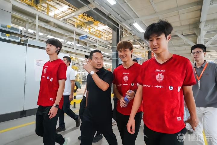 扎根丨走进比亚迪巴西工厂，足球少年与冠军同行