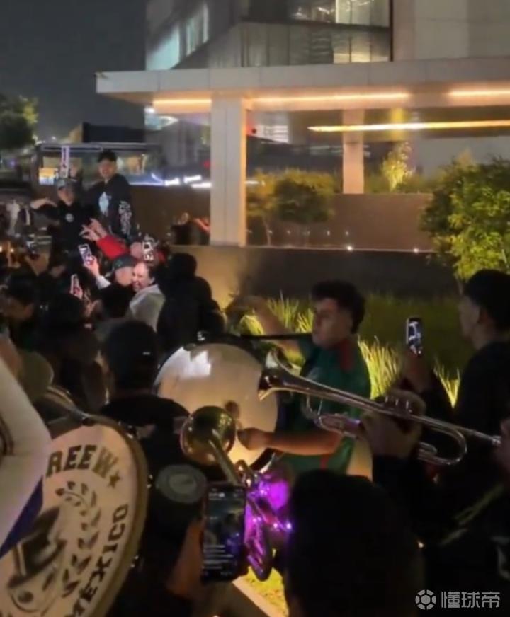 墨西哥球迷烟花乐队围堵英格兰酒店，英格兰安保团队称影响微乎其微