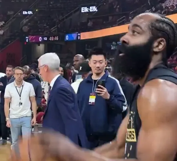 ESPN晒哈登今日神情专注进行赛前热身的瞬间：大胡子