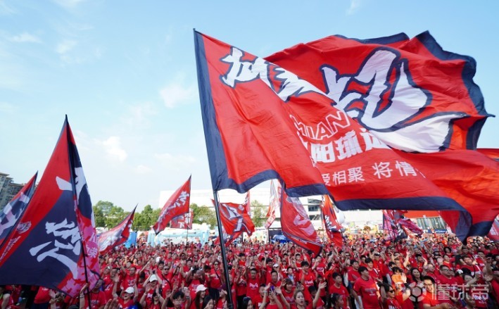 蜀地足球盛会：川超桥梁连接九城，夏日激情燃动足球场