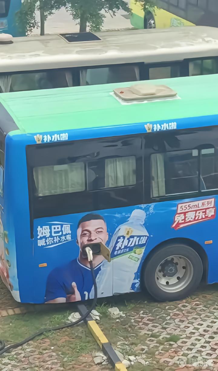 世界杯期间，国内公交车上姆巴佩广告引网友热议