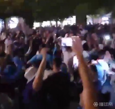 以色列特拉维夫民众热烈庆祝阿根廷逆转埃及晋级八强