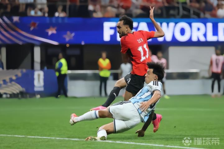 曼联后卫马丁内斯：独特风格适合国家队，但仍需调整