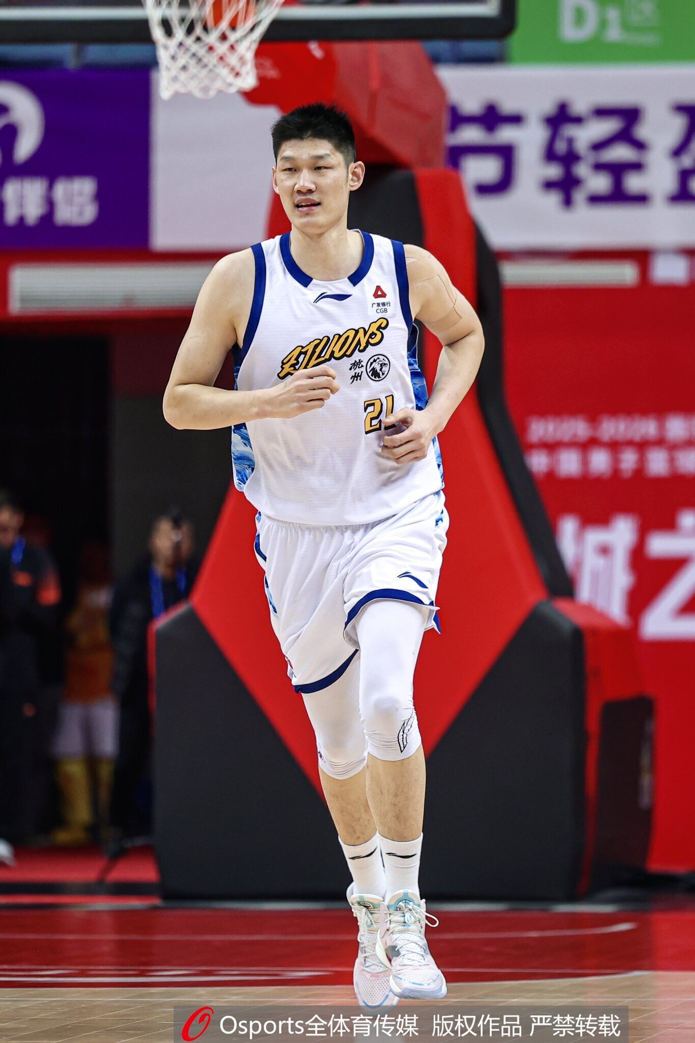 记者：上海3-0领先有些放松也正常 但大秋带伤打出这表现值得尊重