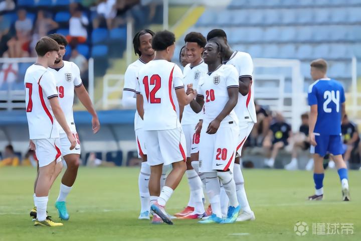 🦁 佩志和蒙加跟随英格兰U18梯队完成了两场友谊...
