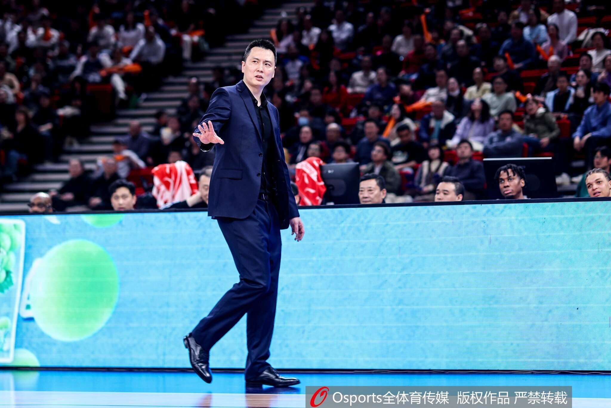 如何评价本场比赛的判罚？卢伟回答说谢谢大家 然后起身离开