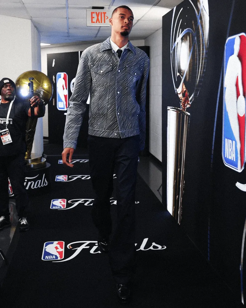 NBA官方晒文班亚马照片：才第三年他就准备好总决赛首秀了