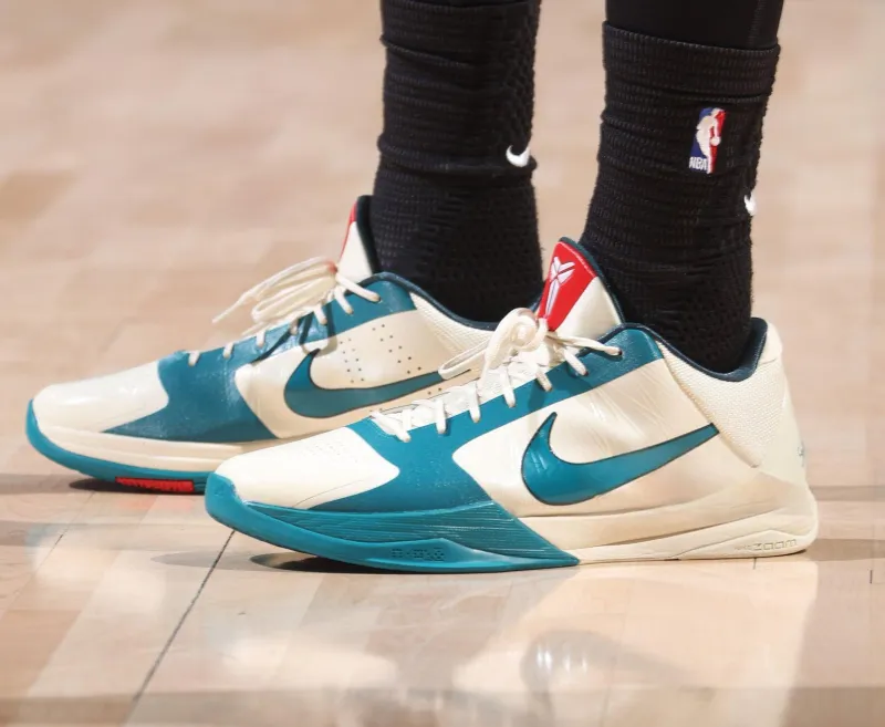 尚帕尼穿着Kobe5，得到16分10篮板1助攻1盖帽