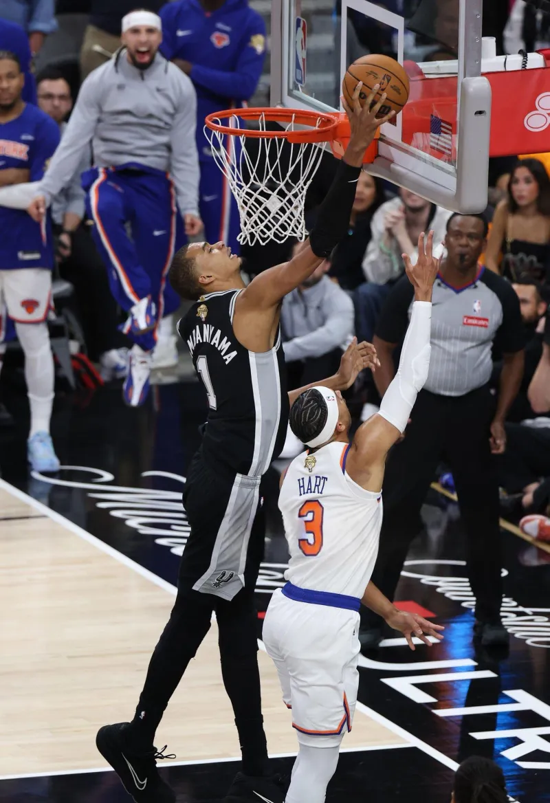 NBA官方晒文班亚马首节钉板大帽哈特的精彩定格照