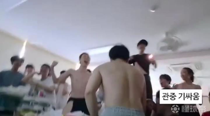 纯粹的热爱，韩国高中生目睹球队逆转捷克后集体脱衣庆祝