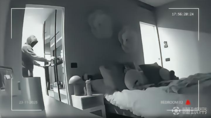 瓦尔迪和妻子曝光了去年被偷时的监控画面，几名窃贼均带有武器