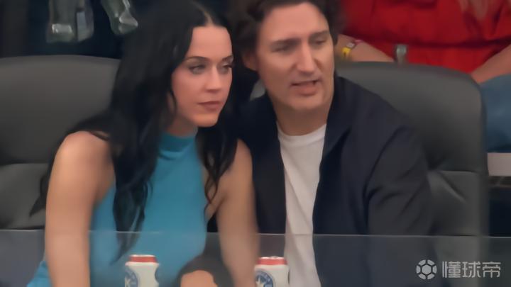 邮报：加拿大前总理因去看女友演出，缺席加拿大世界杯首战