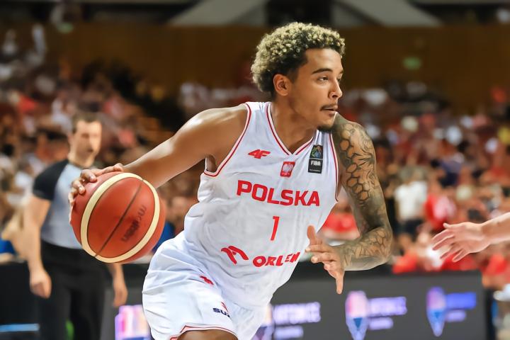 索汉成波兰首位NBA总冠军成员，其外曾祖父为波兰国脚