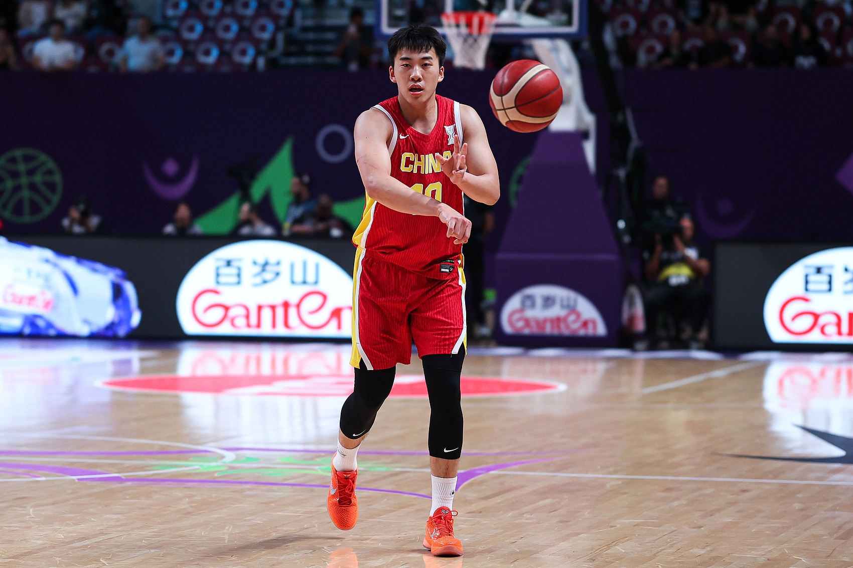 机会不多！王俊杰半场仅打6分45秒4中1拿到2分4篮板