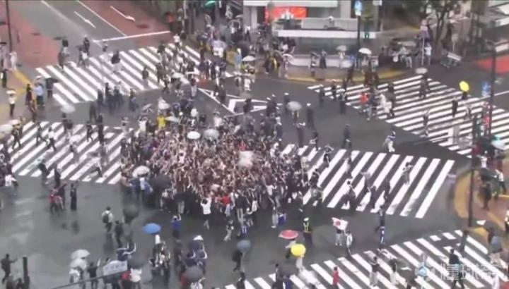 球队在世界杯绝平荷兰，大量日本球迷涌入涩谷路口庆祝
