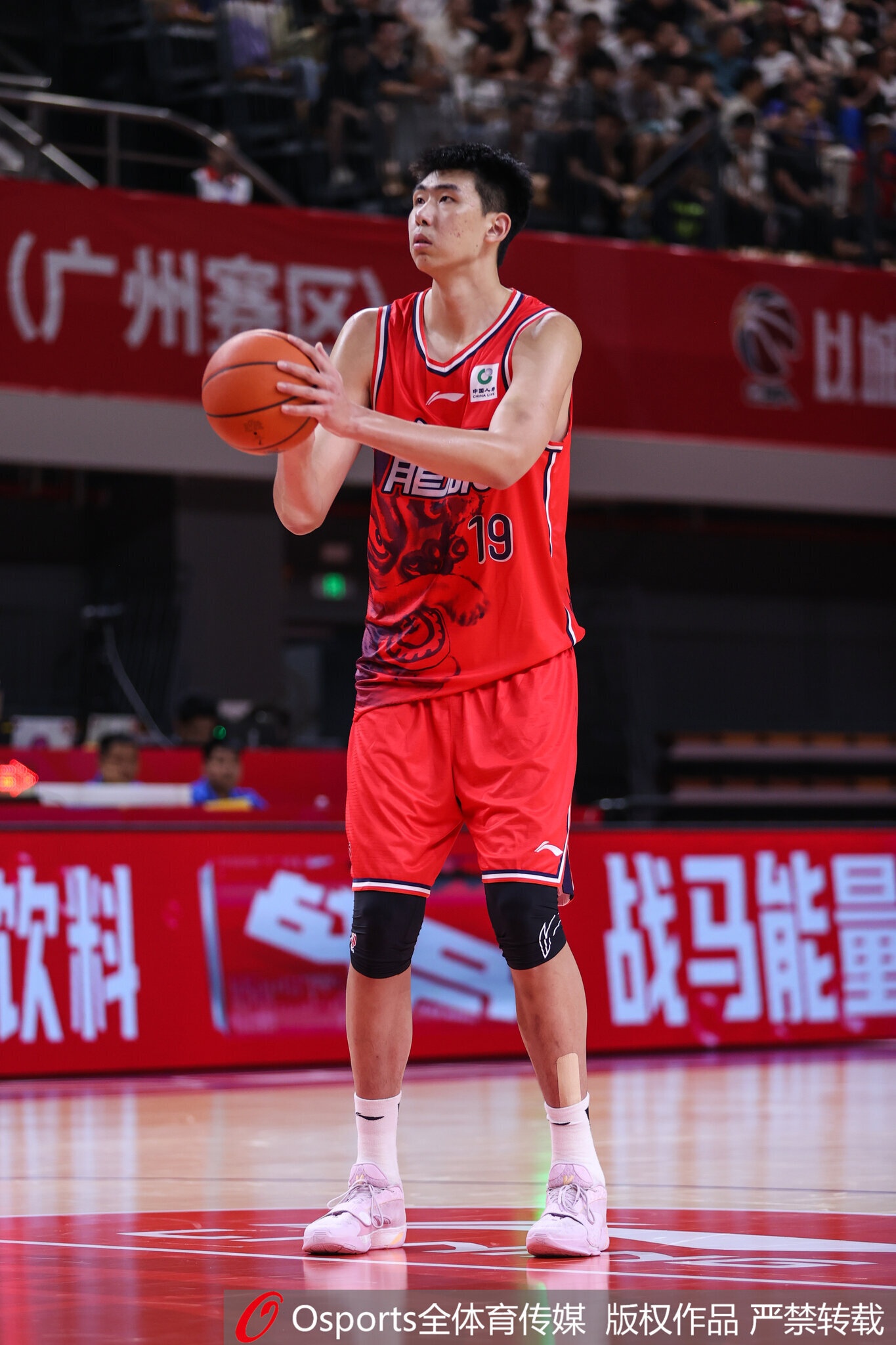 戏份不多！徐昕全场3投2中得到5分3篮板1抢断 有一记精彩扣篮