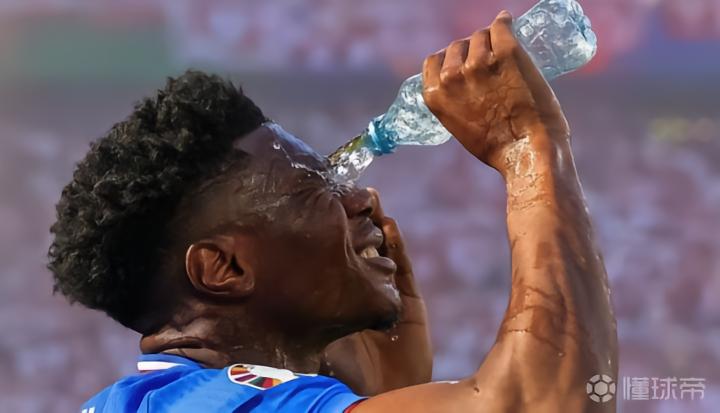 FIFA禁止带水瓶入场遭球迷狂喷：这太可耻，最基本的人权被剥夺了