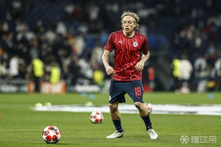 队报：里昂即将签下丹麦中场比斯特鲁普，转会费1000万欧