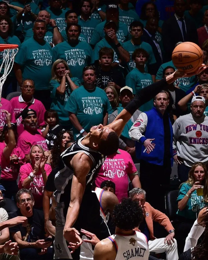 身体柔韧性极佳！NBA官方晒文班亚马后仰空接的定格瞬间