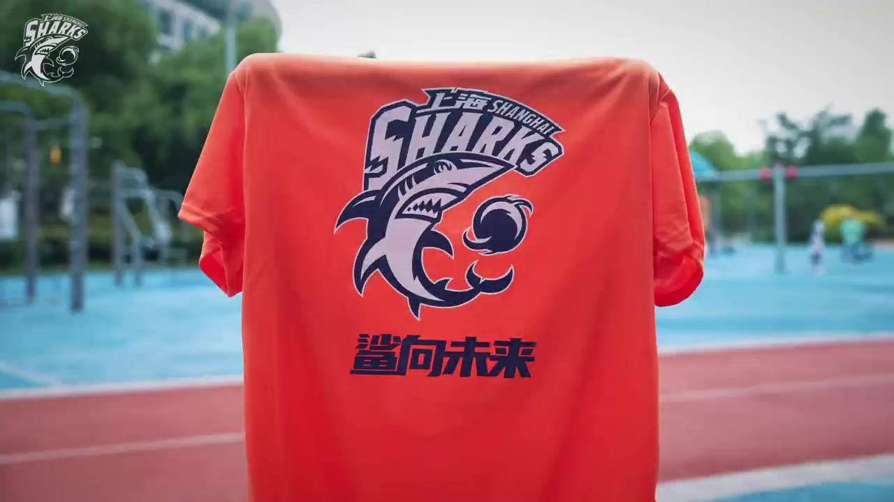 3比1手握冠军点！上海男篮主场今天铺满橙色助威T恤