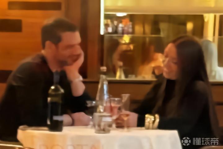 巴西足协主席被指控带情妇参加世界杯，随后他和妻子一同出席开幕式