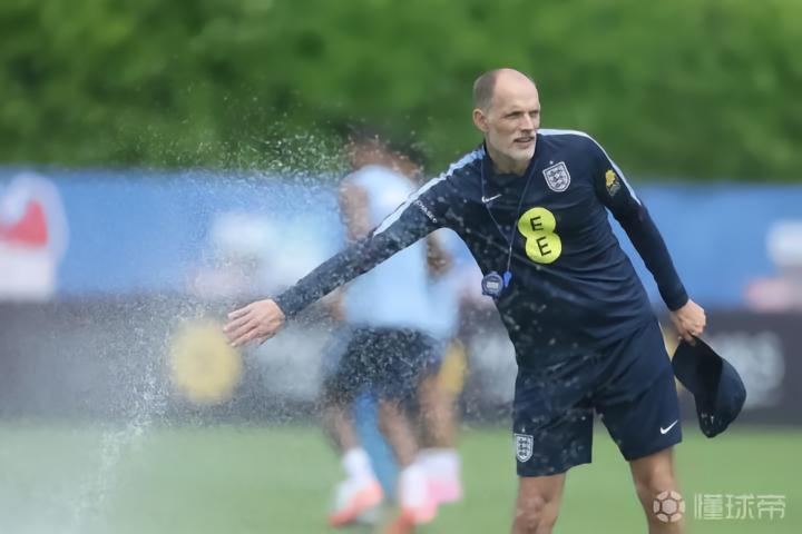 因FIFA球场保护期制度，每支参赛队的专属训练草坪将不会给其他球队使用