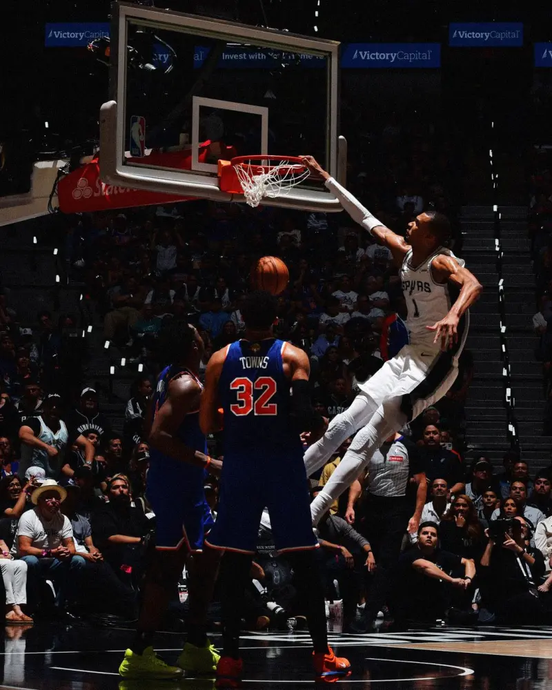 单节12分！NBA官方分享文班亚马单臂暴力虐框的扣篮瞬间