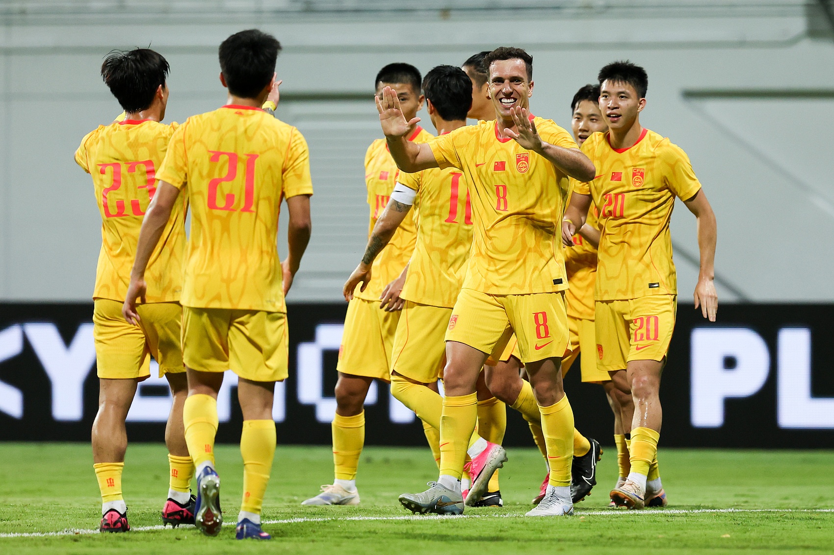 足球报：国足对阵新加坡下半场换上10人，整体混乱缺乏磨合