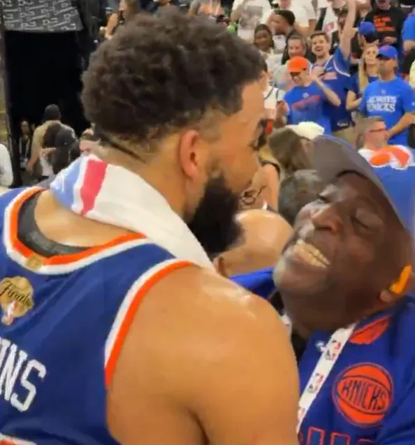 父母的骄傲！NBA官方晒唐斯与父亲互相拥抱庆祝胜利的瞬间