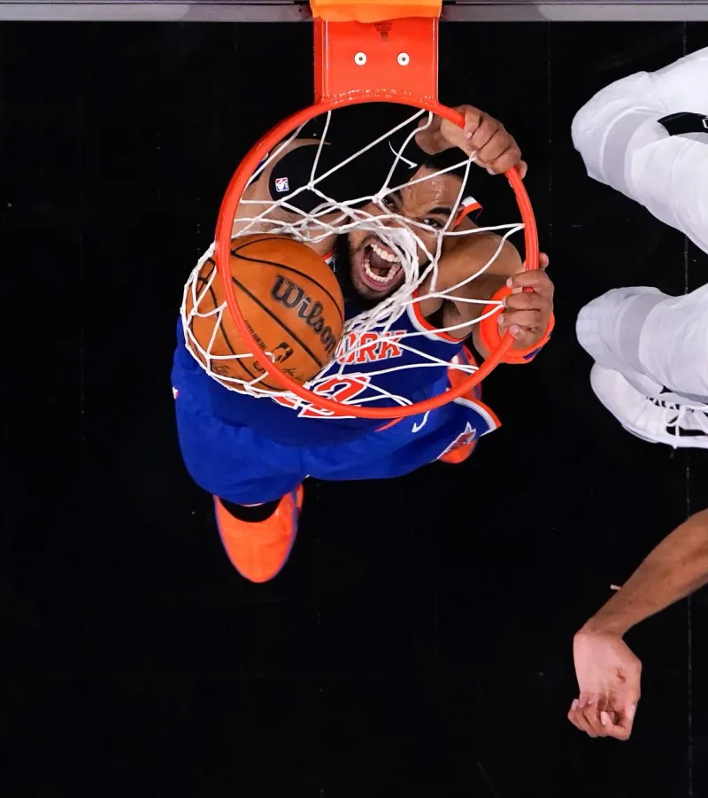 制霸禁区！NBA官方晒唐斯双手暴扣定格照