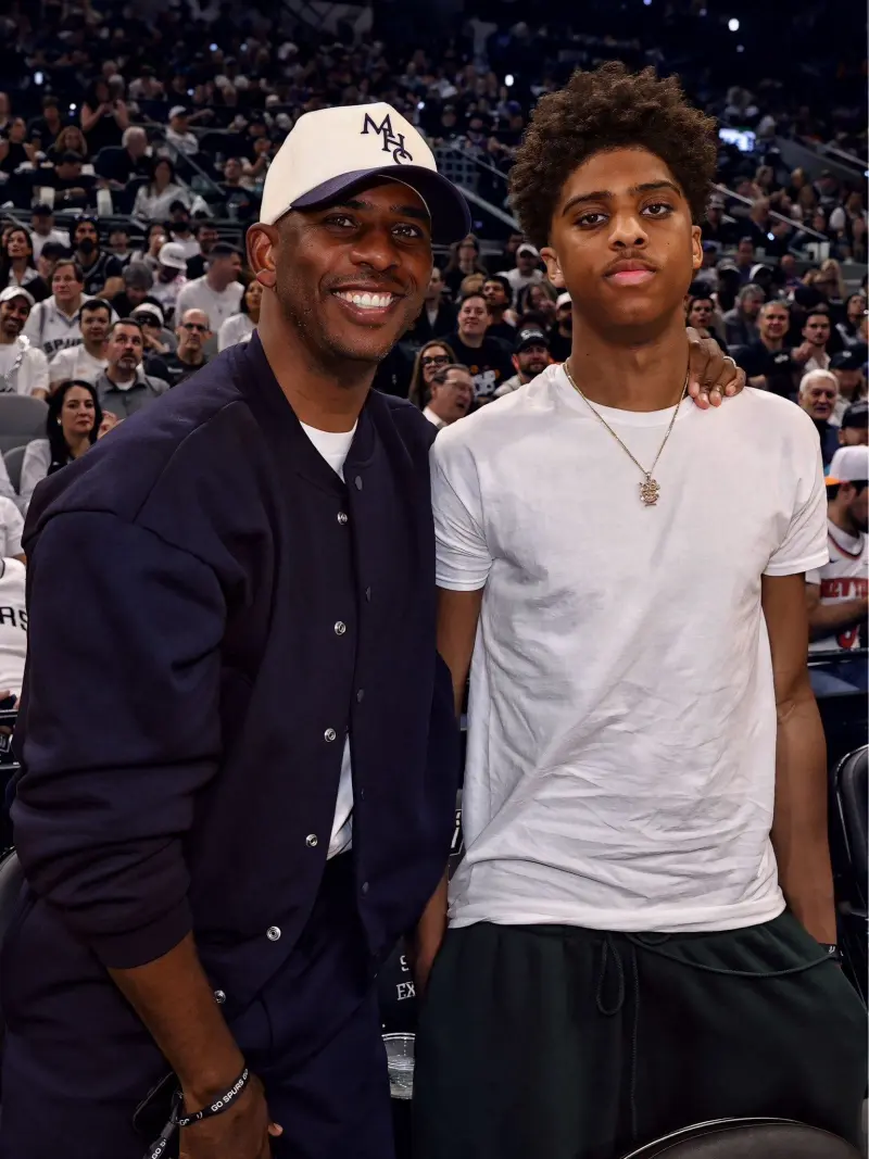 NBA官方晒照：克里斯-保罗和儿子保罗二世在场边观战