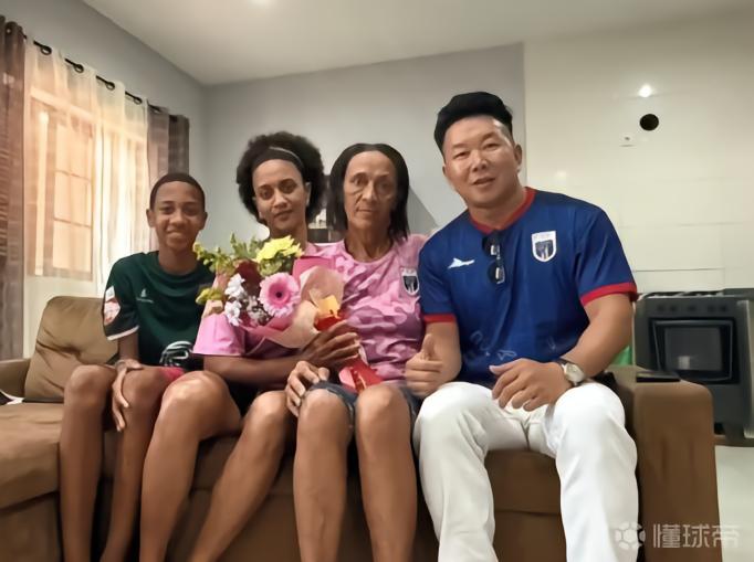 神速！佛得角战平西班牙当天，就有中国人到沃齐尼亚家里拜访