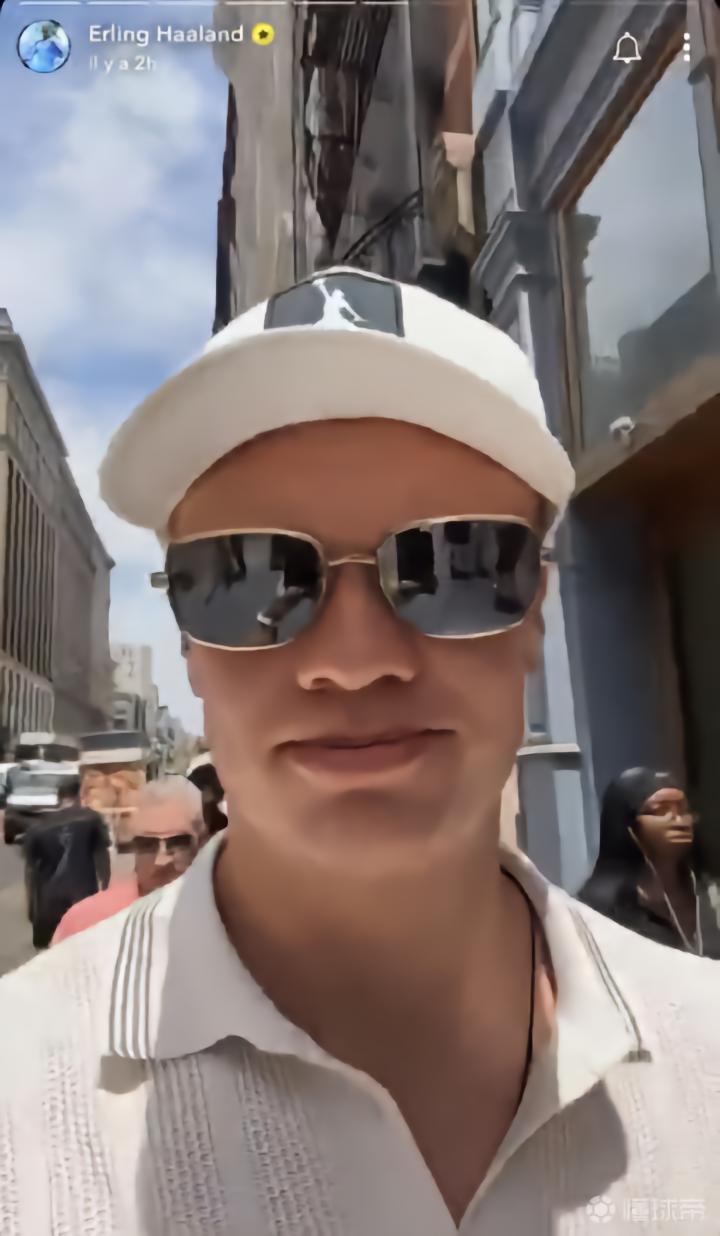挪威球星哈兰德世界杯首秀惊艳，纽约街头休闲照展现反差魅力