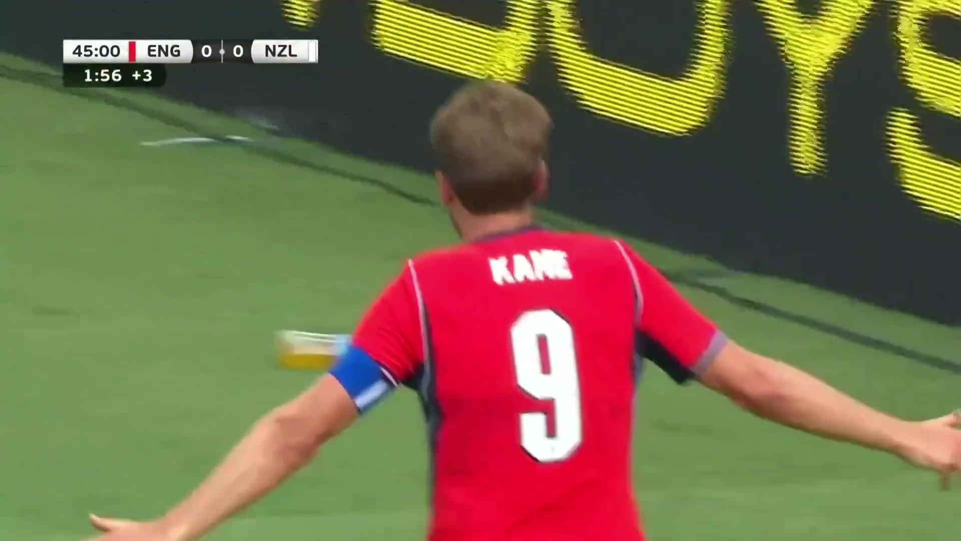 英格兰1-0取得领先！凯恩回头望月头球破门，斯彭斯传中送助攻！