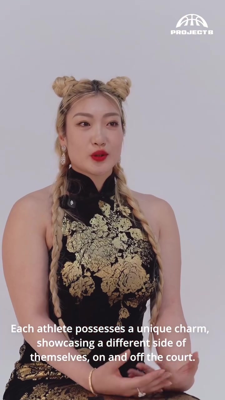 嚯！来看看李梦最新旗袍装扮！这大身板不愧是是“勒布朗梦”🙊