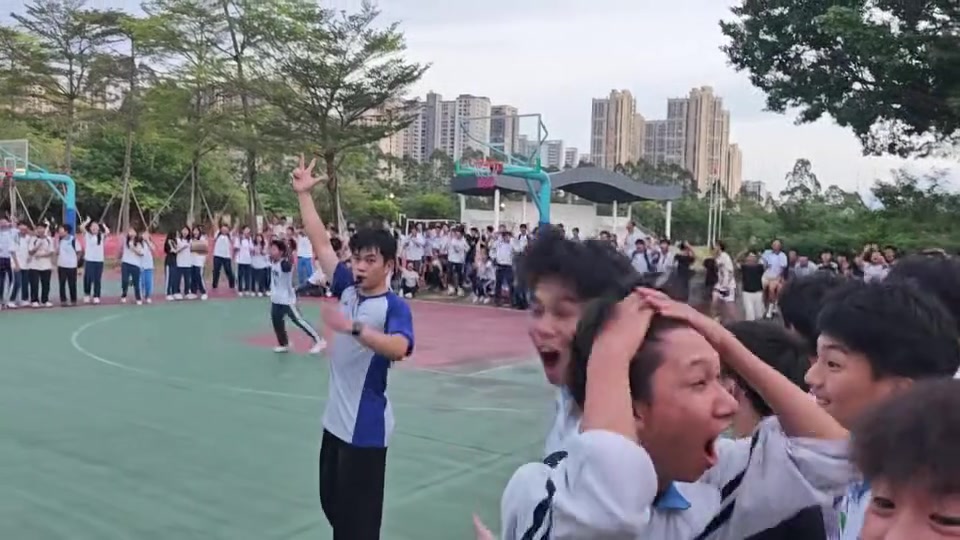 简直炸裂！中学班赛惊现后场超远神仙三分绝杀！这球能吹一辈子！