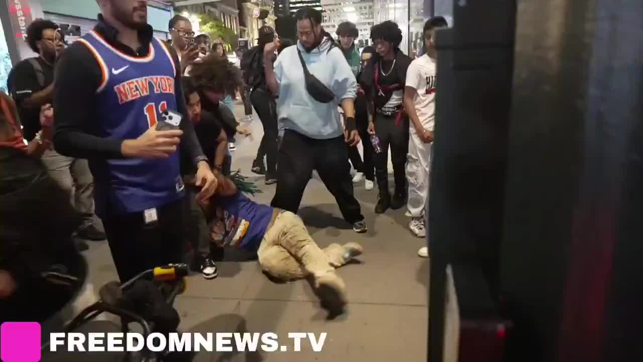 输球又输人？赛后尼克斯球迷与马刺球迷在街头大打出手！