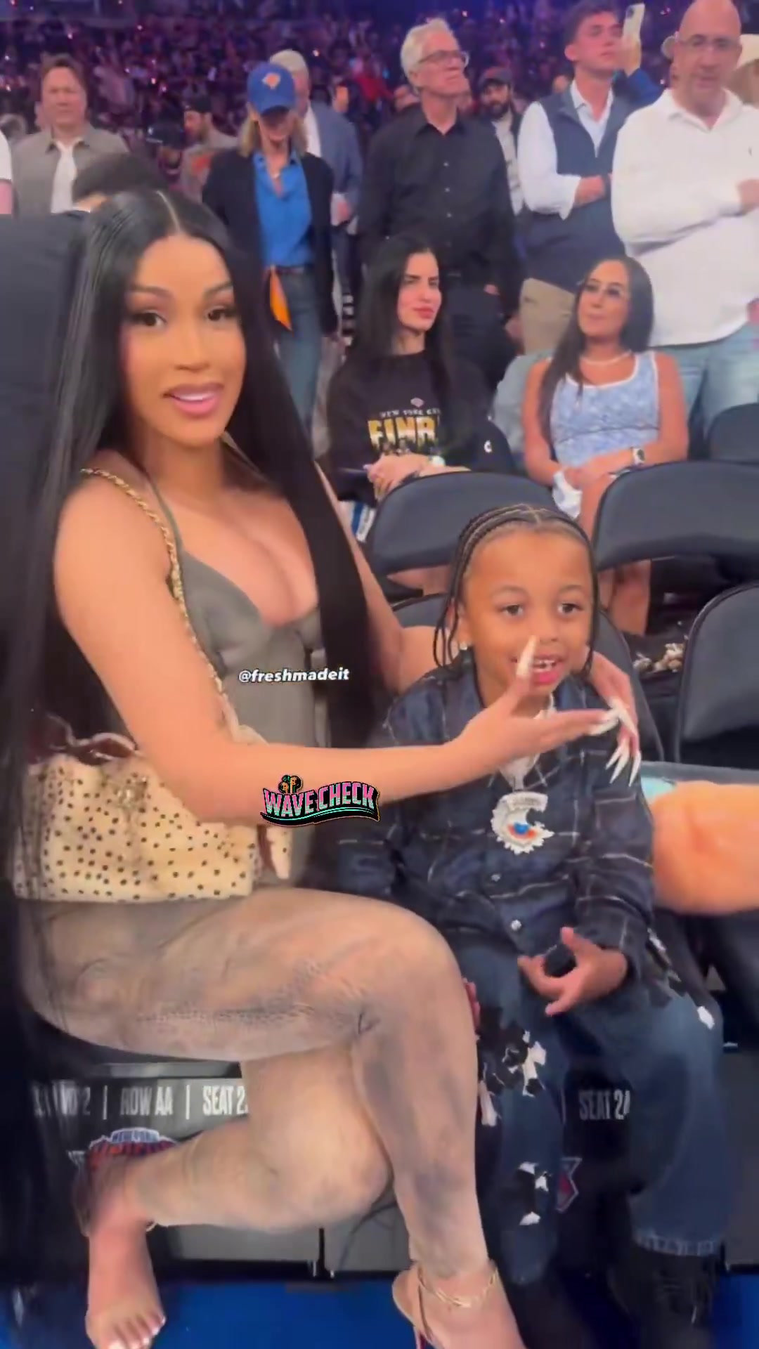 这身材！😍说唱歌手Cardi B今日也带儿子来看总决赛G3