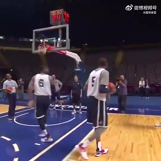 看一次笑一次！老詹此前自创脚步，把一旁的KD看得一愣一愣的🤣